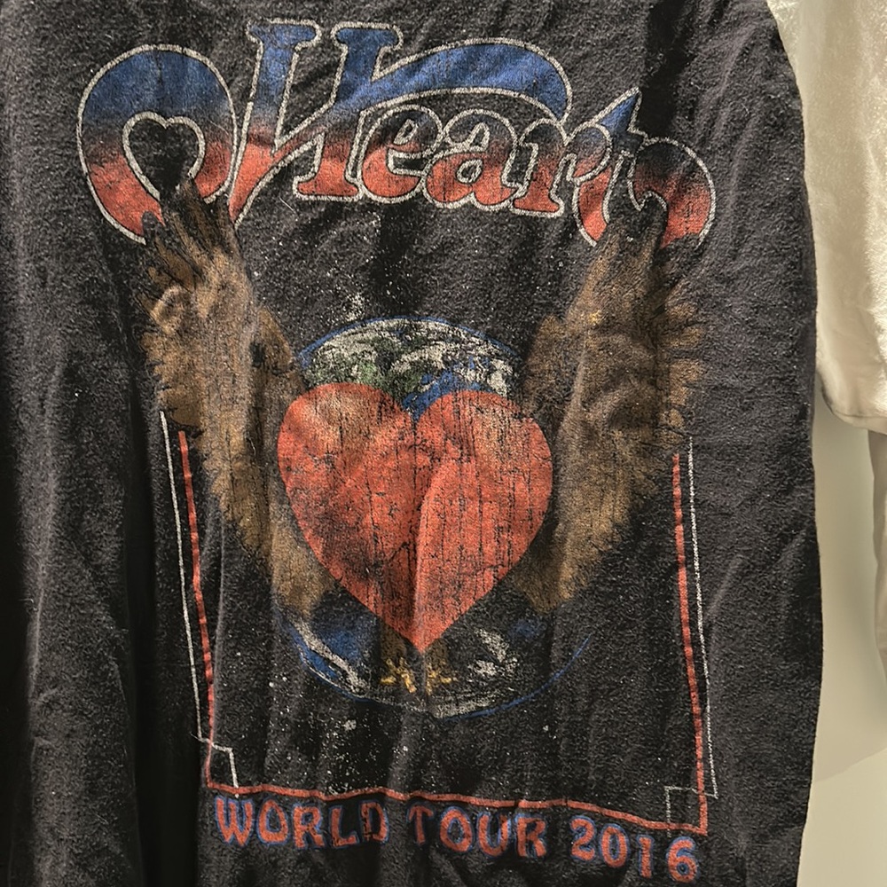 Vintage 2016 Tultex Heart tour T shirt 19.5” pit-pit - Picture 2 of 5